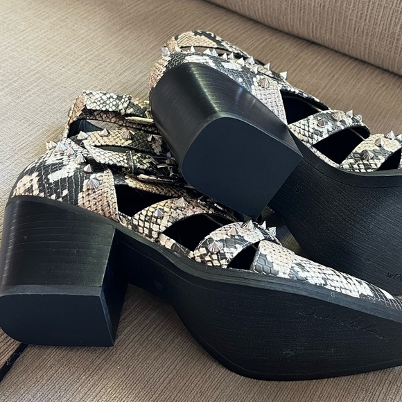 Sam Edelman Elana, snake skin, cut out studded boots. Size 7.5 NWOT - Picture 4 of 8